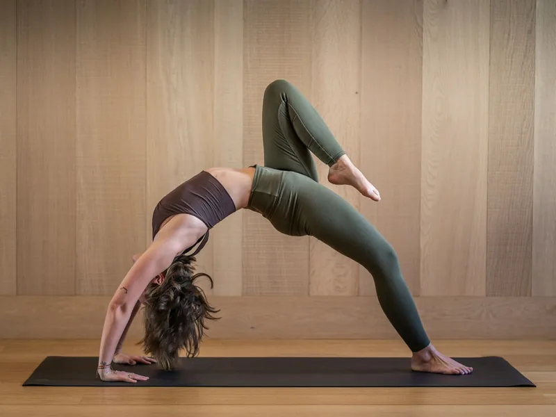 Práctica de yoga en el salón de Centro Kanda con luz natural en Lomas de Bezares