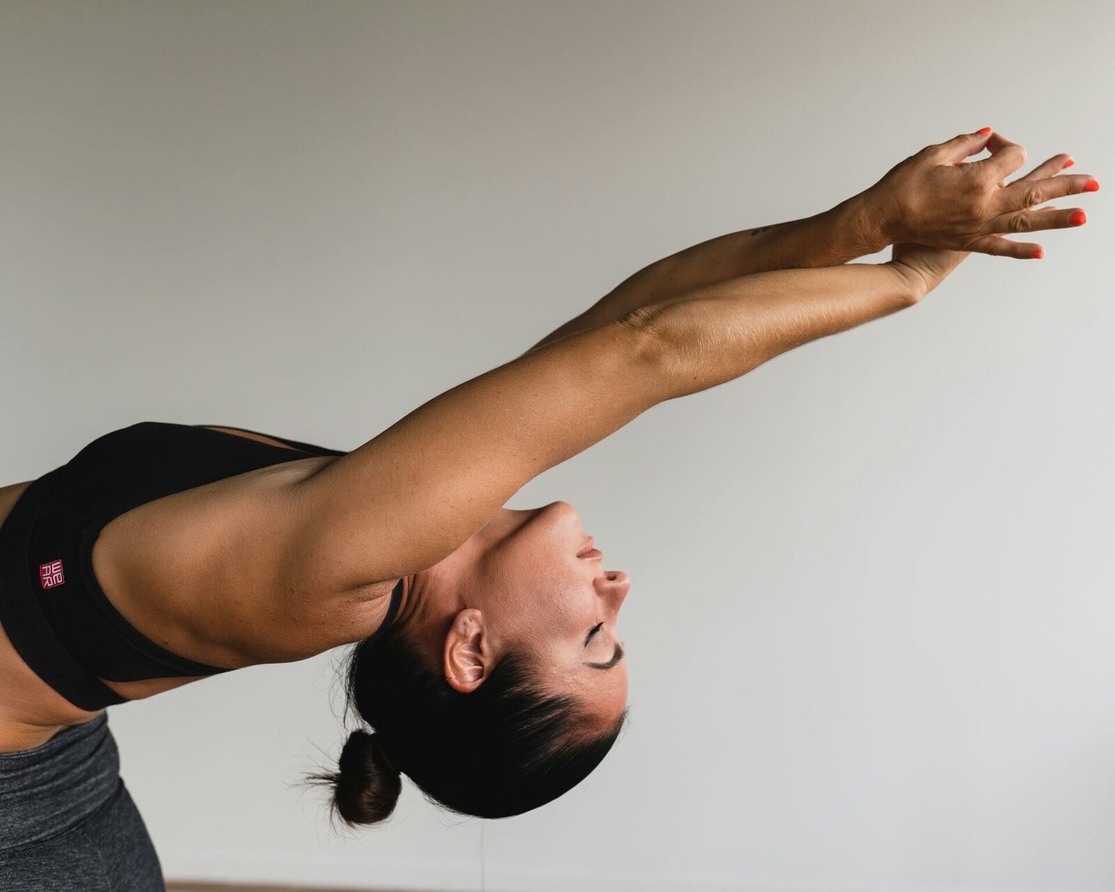 Persona en una apertura de pecho con activación consciente del cuerpo, representando el método Yoga Cromática en Centro Kanda, Lomas de Bezares, CDMX