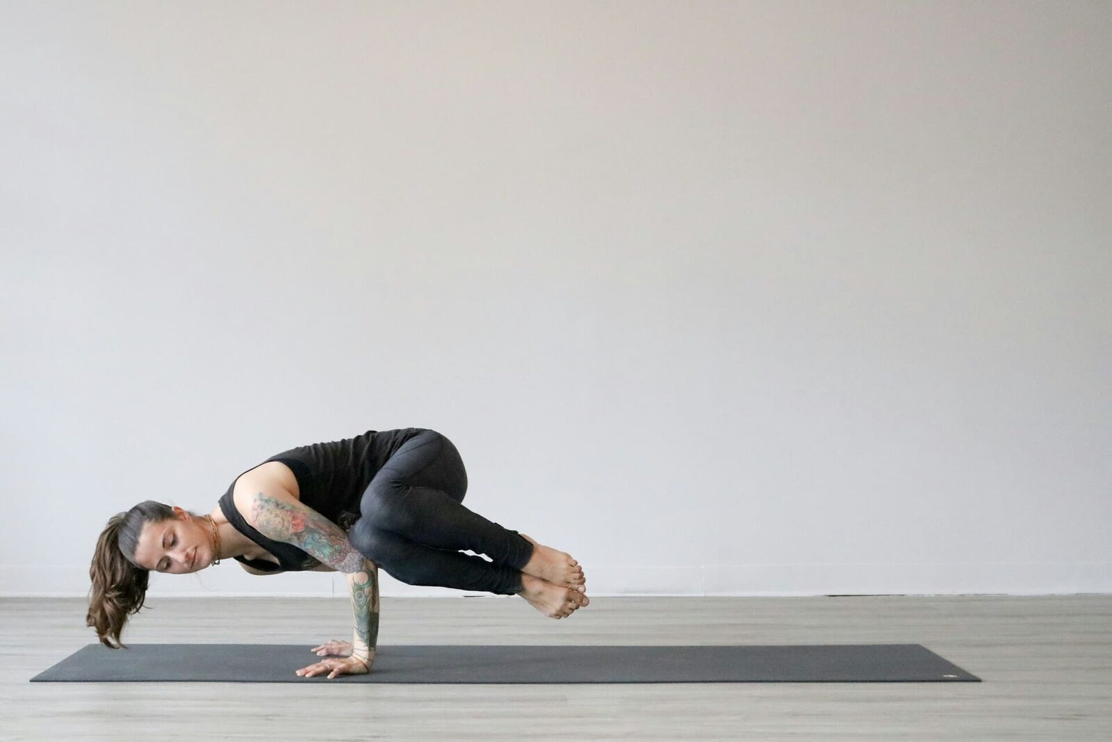 Persona en una postura suave de yoga con luz de mañana, parte de una secuencia para empezar el día con calma, en Centro Kanda, Lomas de Bezares, CDMX