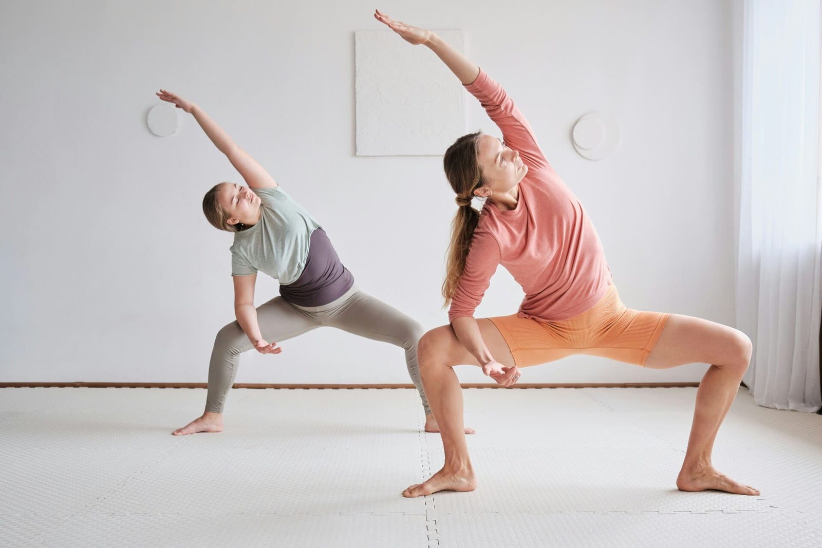 Dos personas practicando distintos estilos de yoga en una clase de Centro Kanda, Lomas de Bezares, CDMX