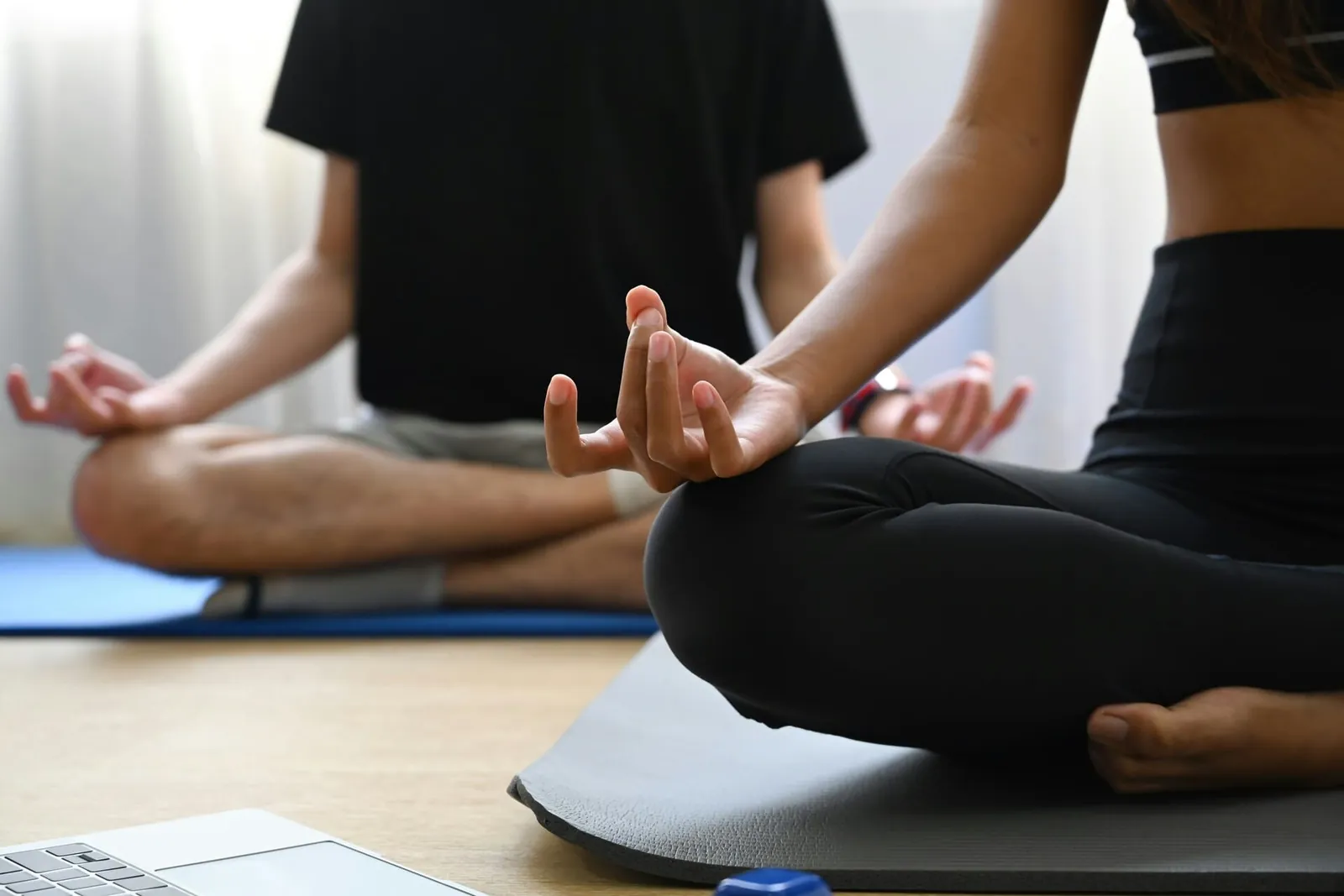 Grupo meditando en comunidad en Centro Kanda, estudio de yoga en Lomas de Bezares, CDMX
