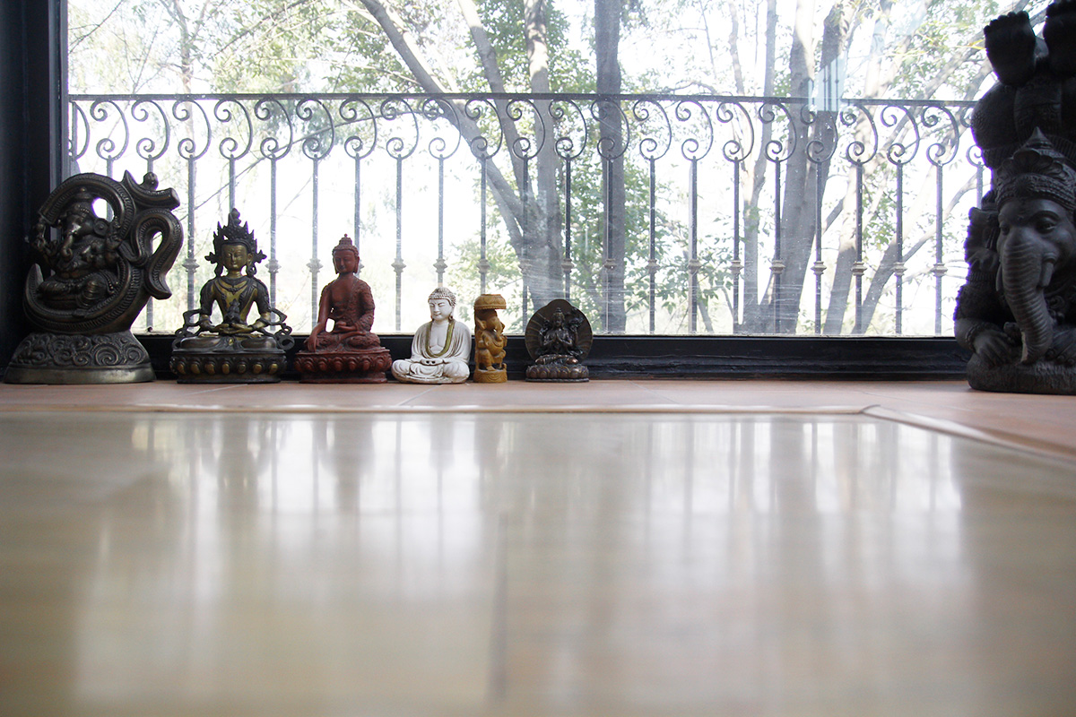 Altar con estatuas de deidades en sala de yoga de Centro Kanda CDMX