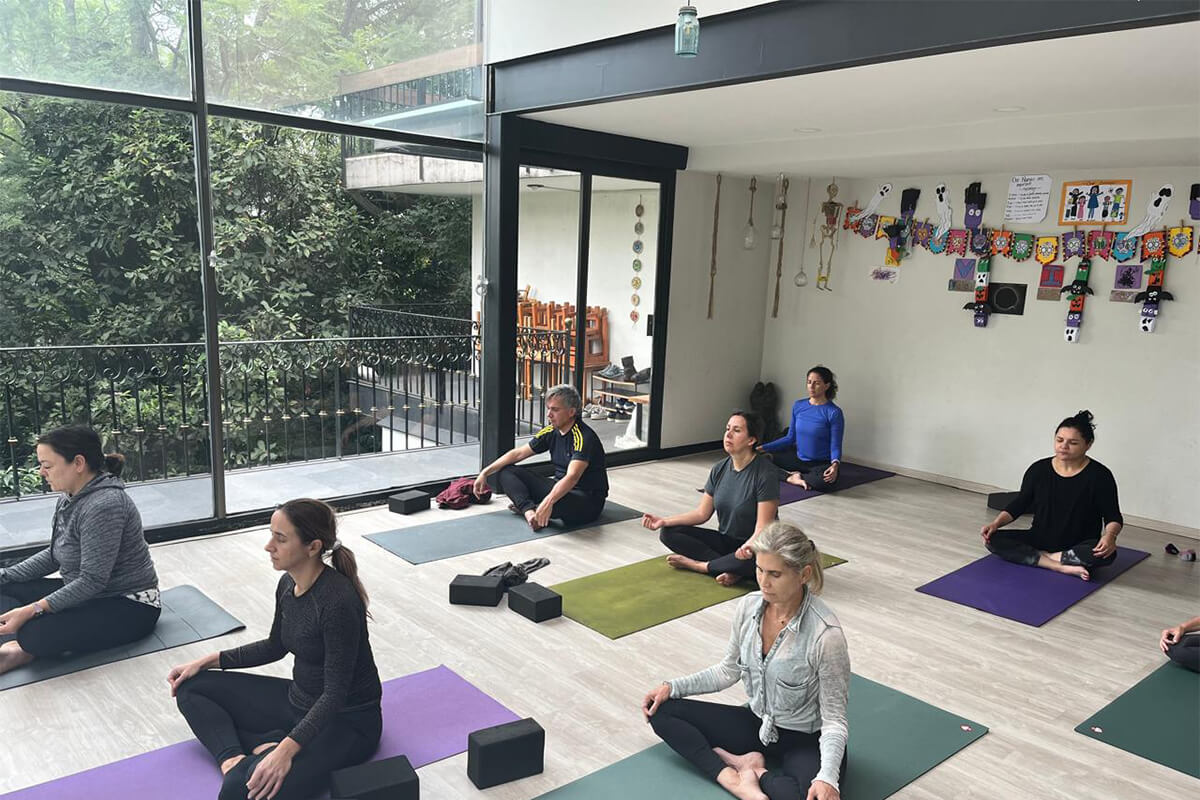 Clase de meditación grupal en salón nuevo de Centro Kanda CDMX