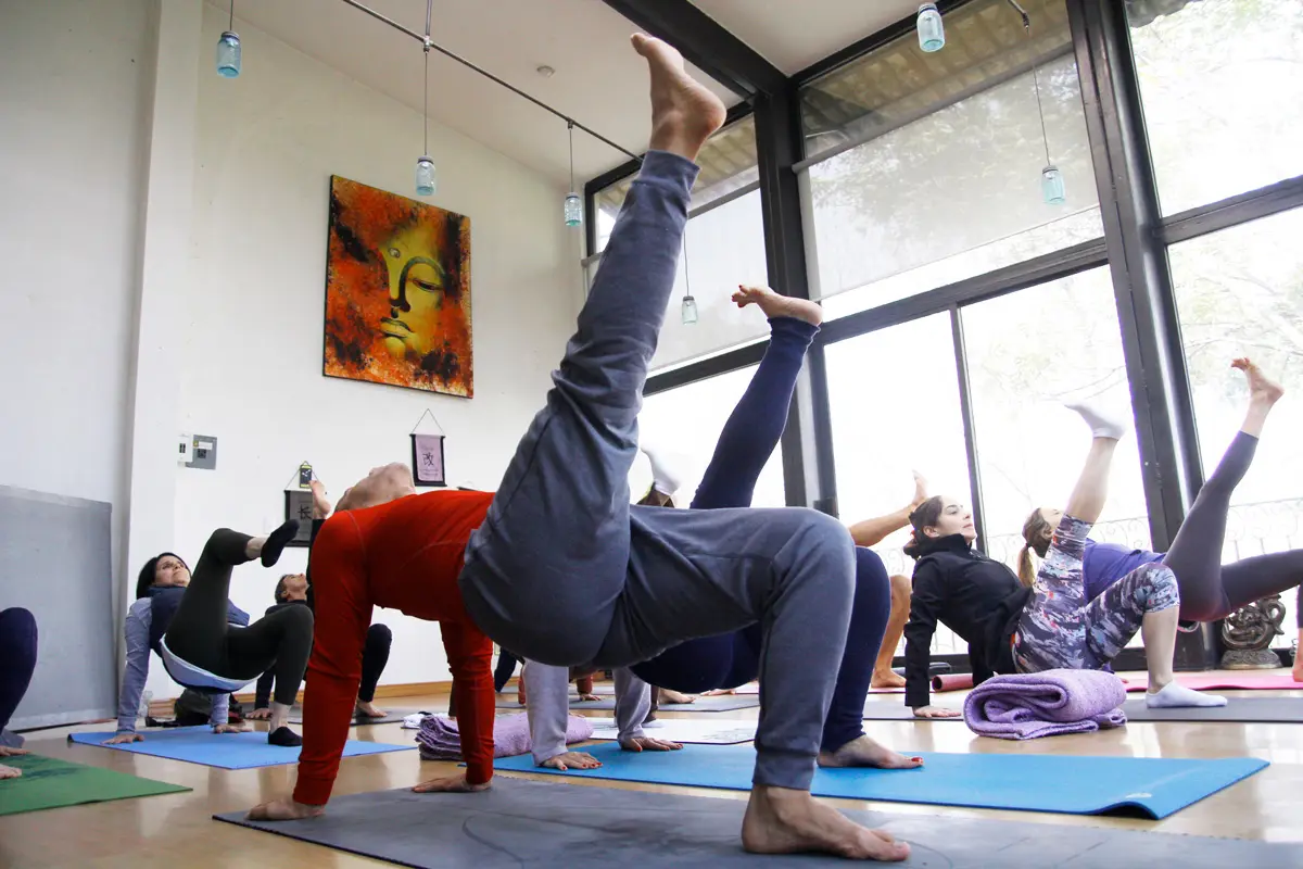 Grupo en clase de Hatha Vinyasa en Centro Kanda, yoga en Lomas de Bezares, CDMX