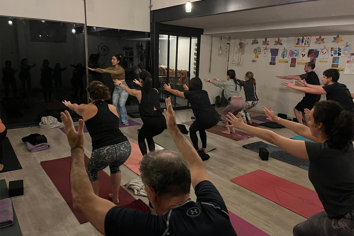 Clase de yoga nocturna con instructor en salón nuevo de Centro Kanda CDMX
