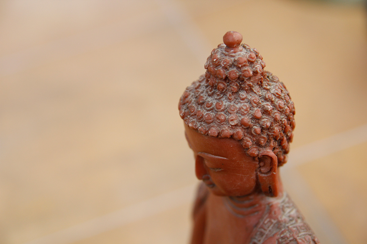 Figura de Buda de terracota, detalle decorativo en Centro Kanda CDMX