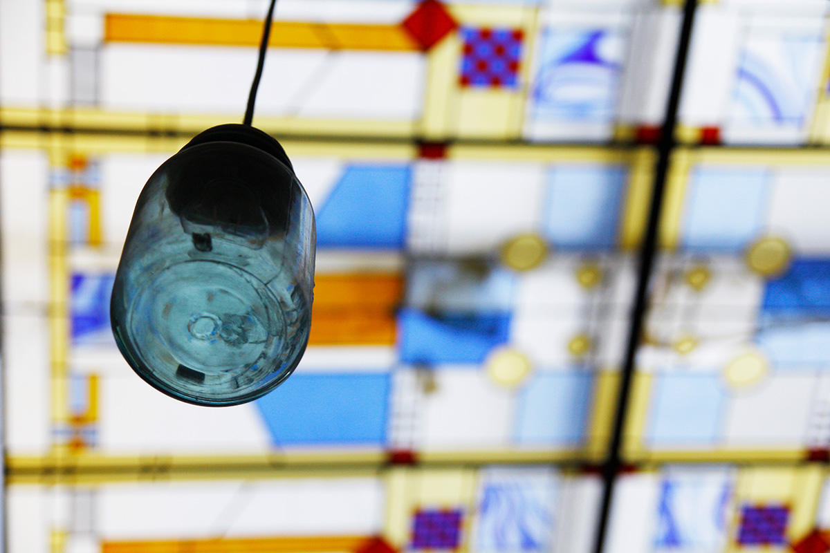 Lámpara de frasco de vidrio azul con techo vitral en Centro Kanda CDMX