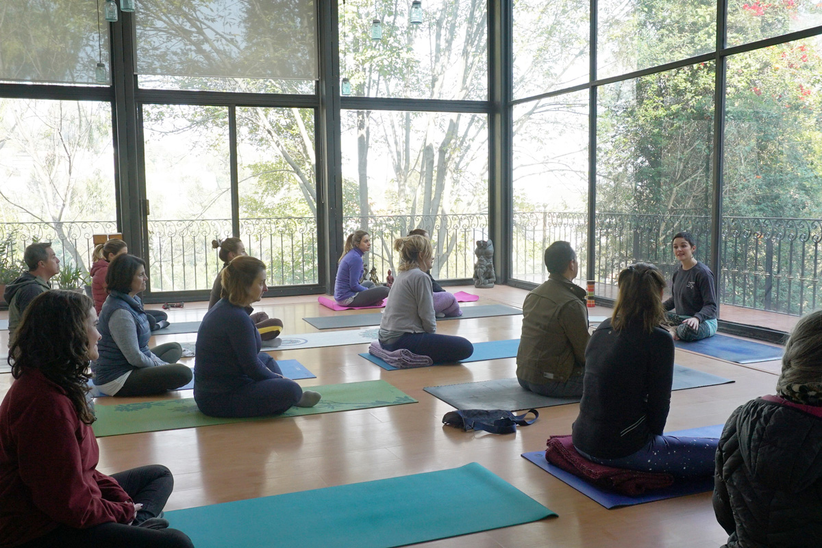 Clase de meditación grupal sentada en salón de Centro Kanda CDMX