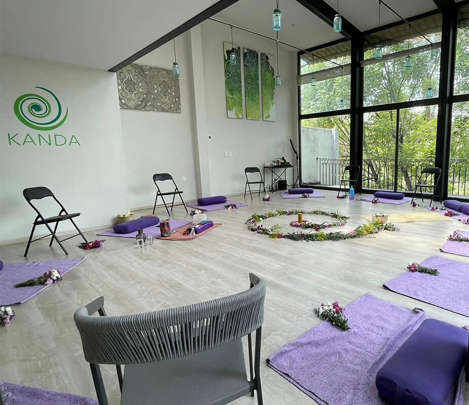 Salón de Centro Kanda decorado con mandala de flores para evento especial
