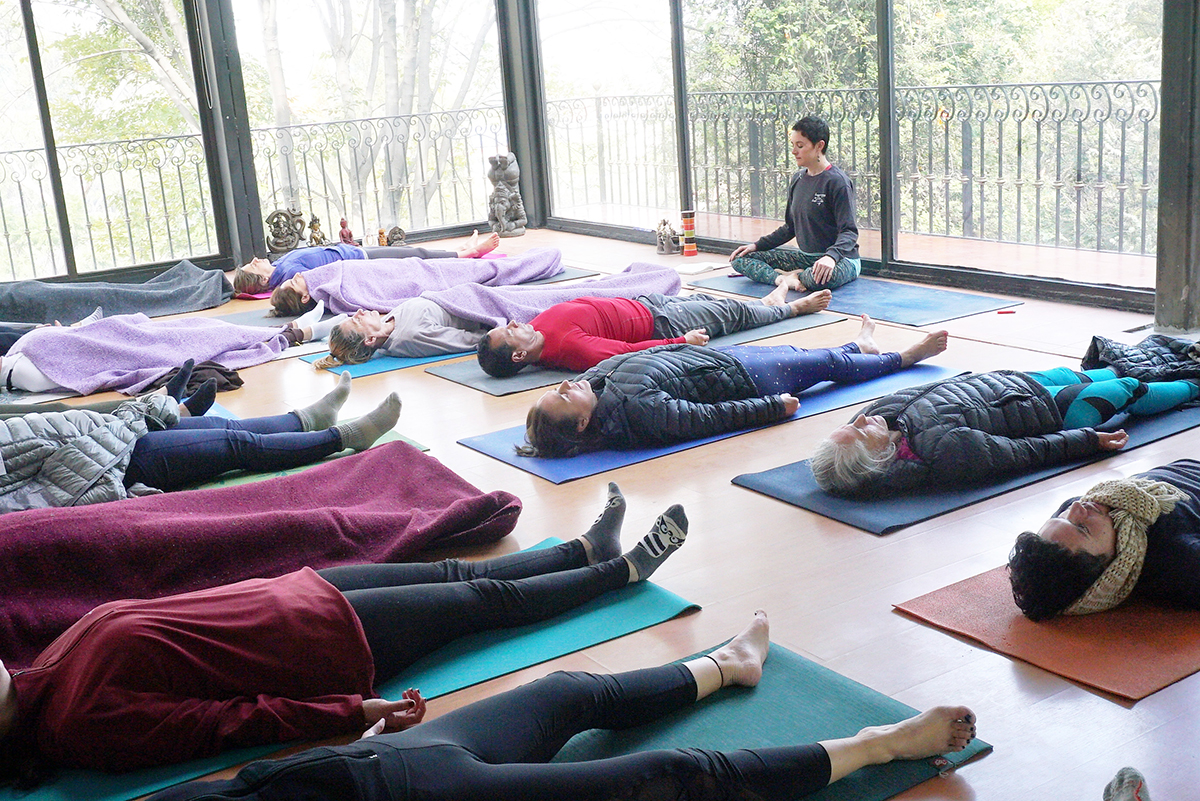Savasana y relajación final de clase grupal en Centro Kanda CDMX