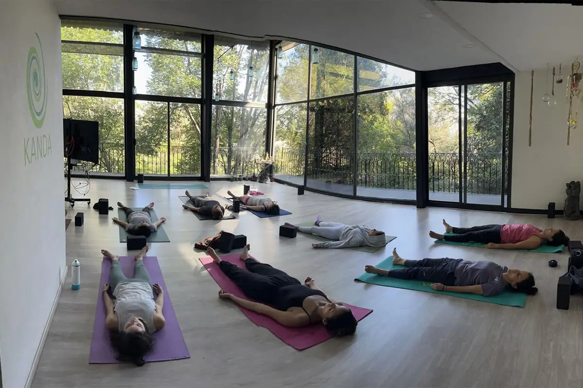 Savasana en el salón con ventanas de Centro Kanda, yoga restaurativo en Lomas de Bezares, CDMX