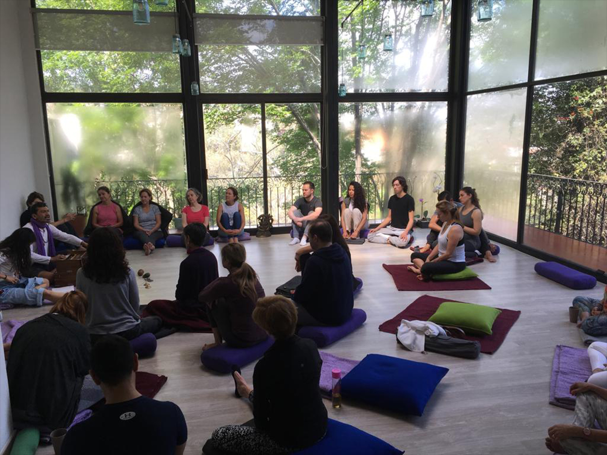 Taller de meditación en círculo con grupo en Centro Kanda CDMX