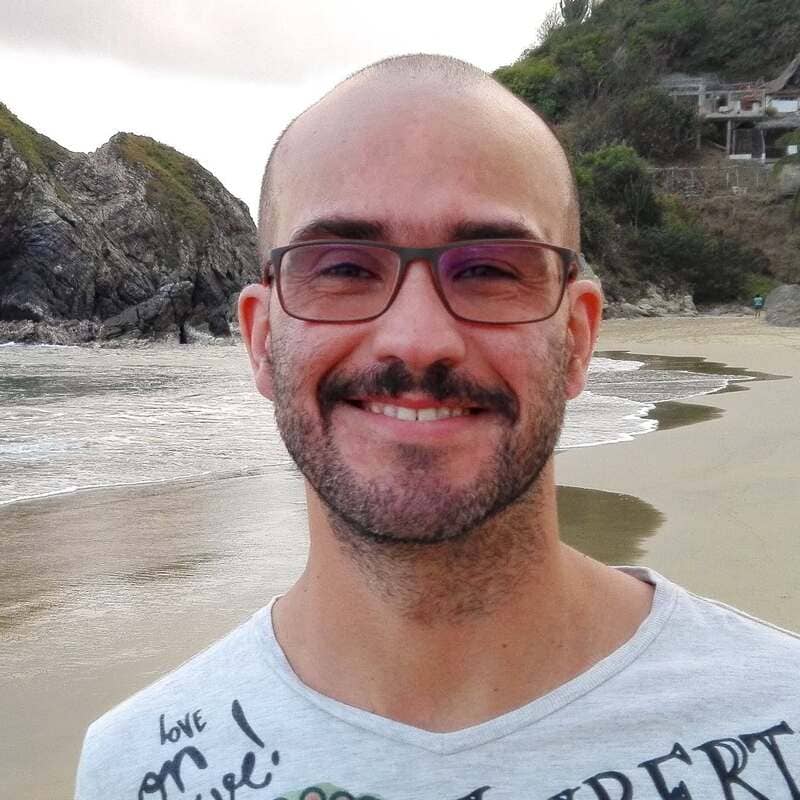 Jeroel Elvitar, maestro de Hatha Vinyasa en Centro Kanda, Lomas de Bezares, CDMX