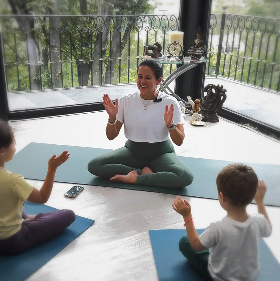 Mariana Paz en clase de yoga para niños en Centro Kanda, Lomas de Bezares, CDMX