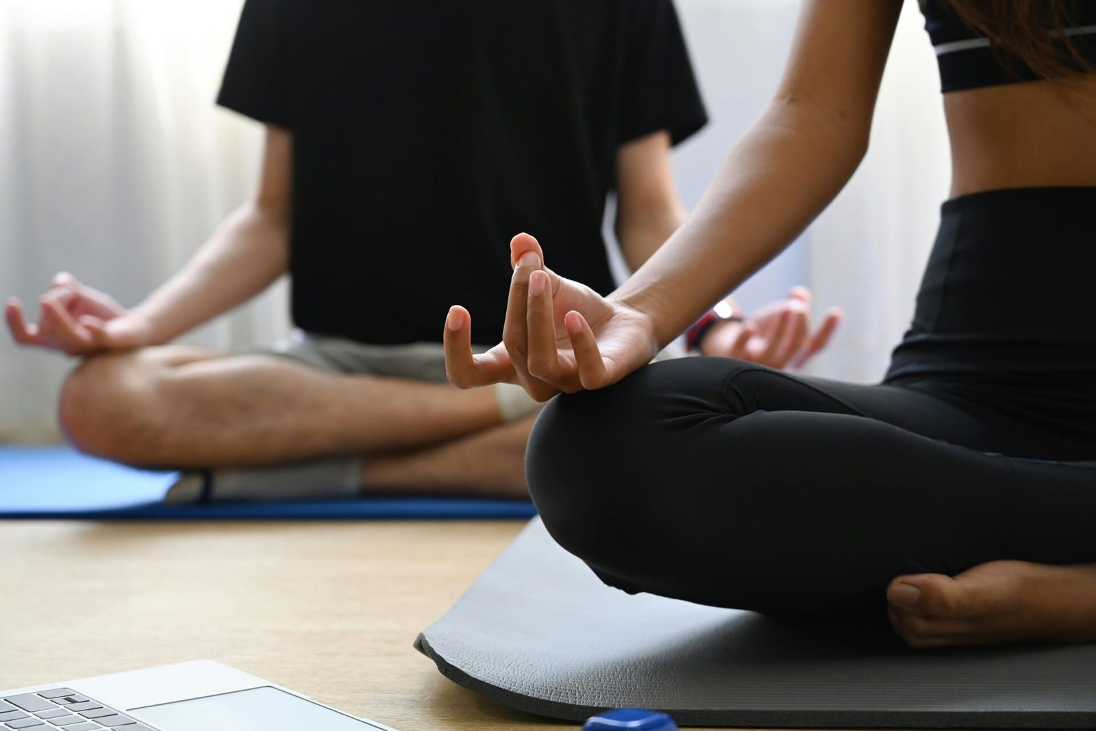 Persona sentada en meditación para reducir el estrés en Centro Kanda, Lomas de Bezares, CDMX
