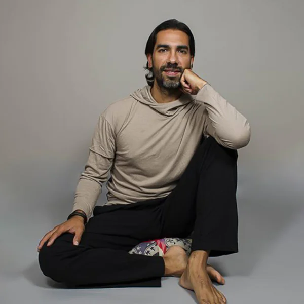 Miguel Ángel Monroy, maestro de Hatha Vinyasa en Centro Kanda, Lomas de Bezares, CDMX