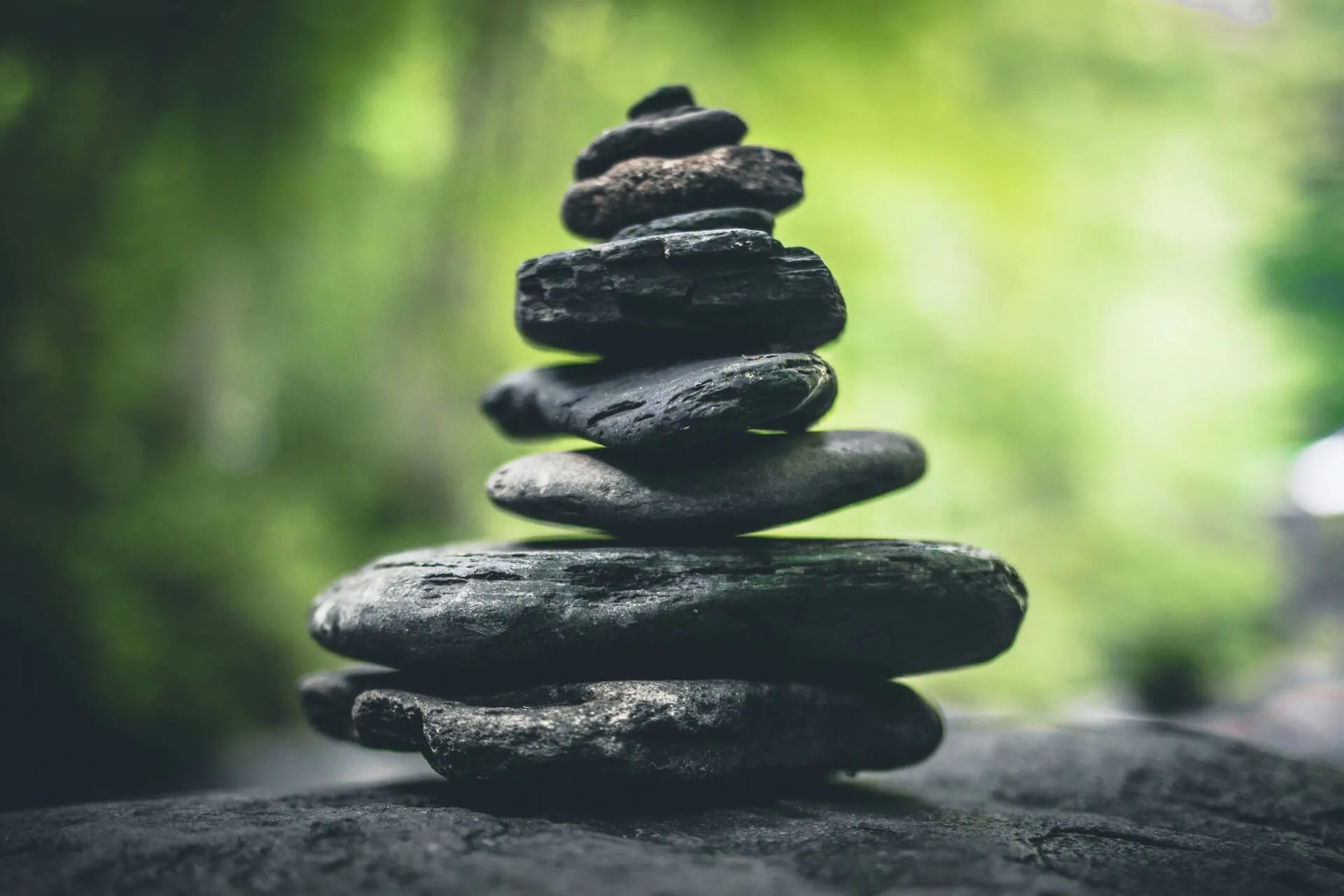 Piedras apiladas en equilibrio, símbolo zen en Centro Kanda, estudio de yoga en Lomas de Bezares, CDMX