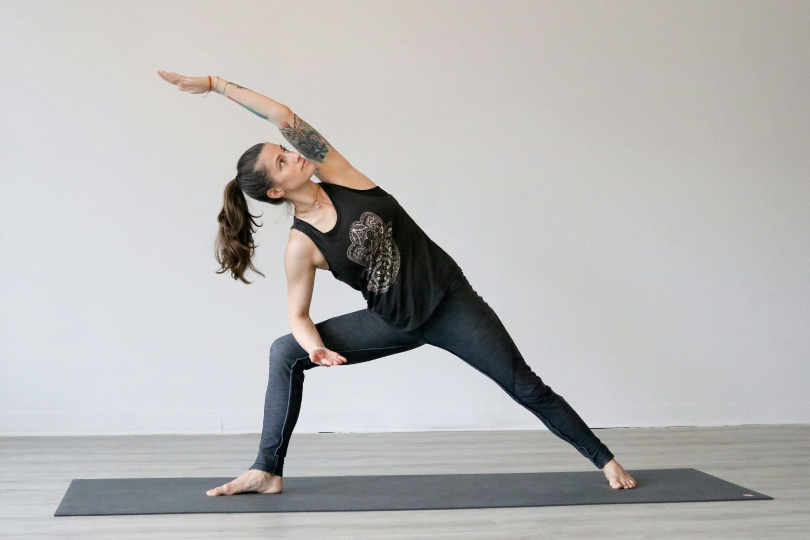 Persona en postura de triángulo, símbolo de una práctica de yoga constante, en Centro Kanda, Lomas de Bezares, CDMX