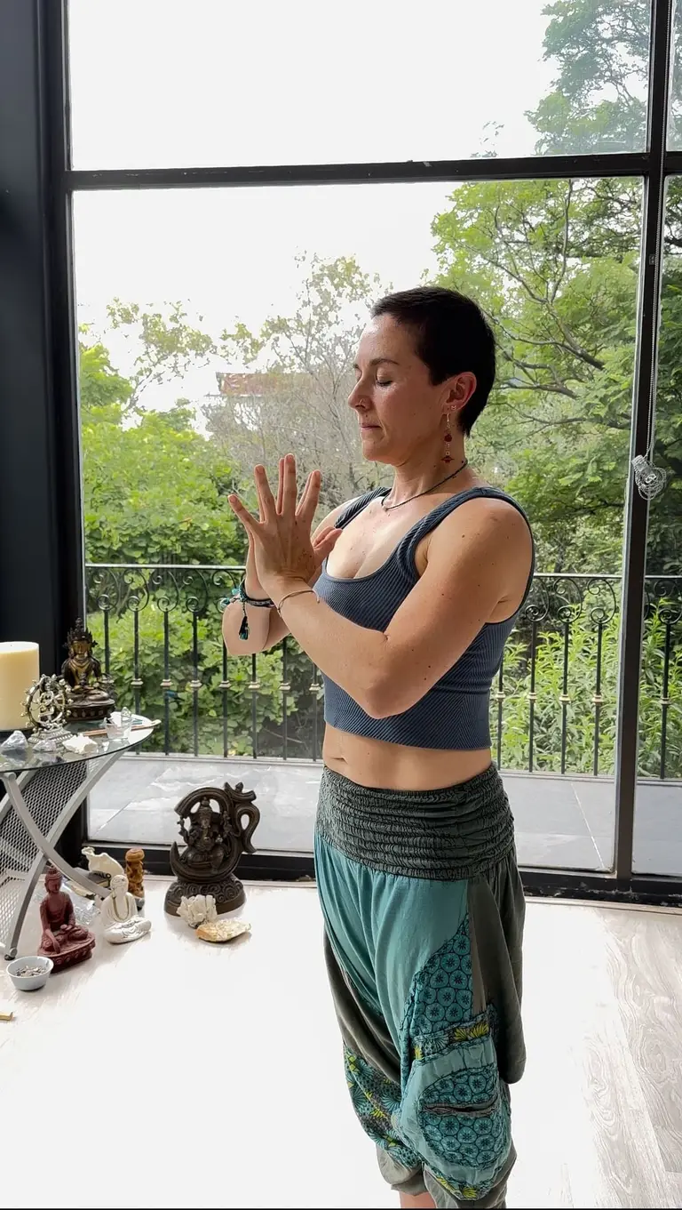 Practicante en gesto de respiración consciente y centramiento durante una sesión de Pranayama en Centro Kanda, Lomas de Bezares, CDMX