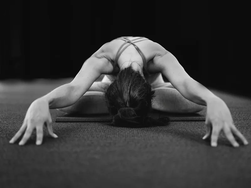 Alumna en meditación y presencia durante una práctica de yoga en Centro Kanda, Lomas de Bezares, CDMX