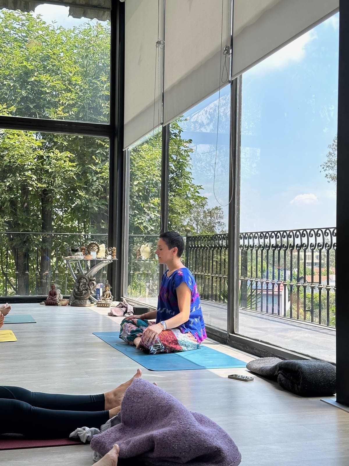 Grupo en meditación sentada y respiración consciente para calmar la ansiedad, en Centro Kanda, Lomas de Bezares, CDMX