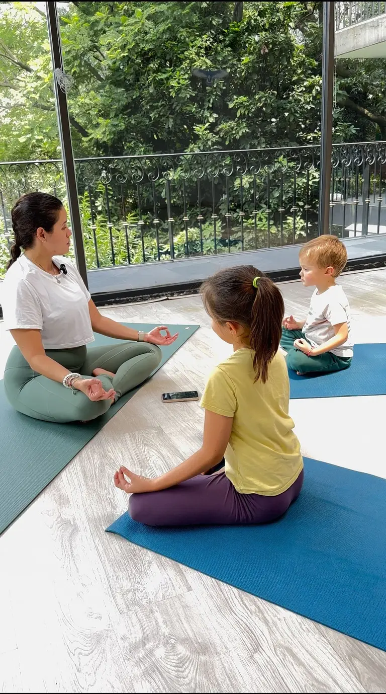 Niño practicando respiración consciente en clase de Yoga para Niños en Centro Kanda, Lomas de Bezares, CDMX