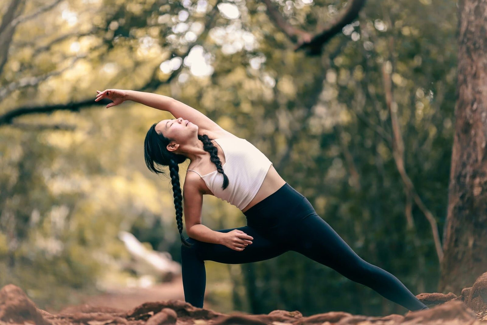 Persona practicando yoga al aire libre rodeada de naturaleza, evocando Lomas de Bezares — Centro Kanda, CDMX