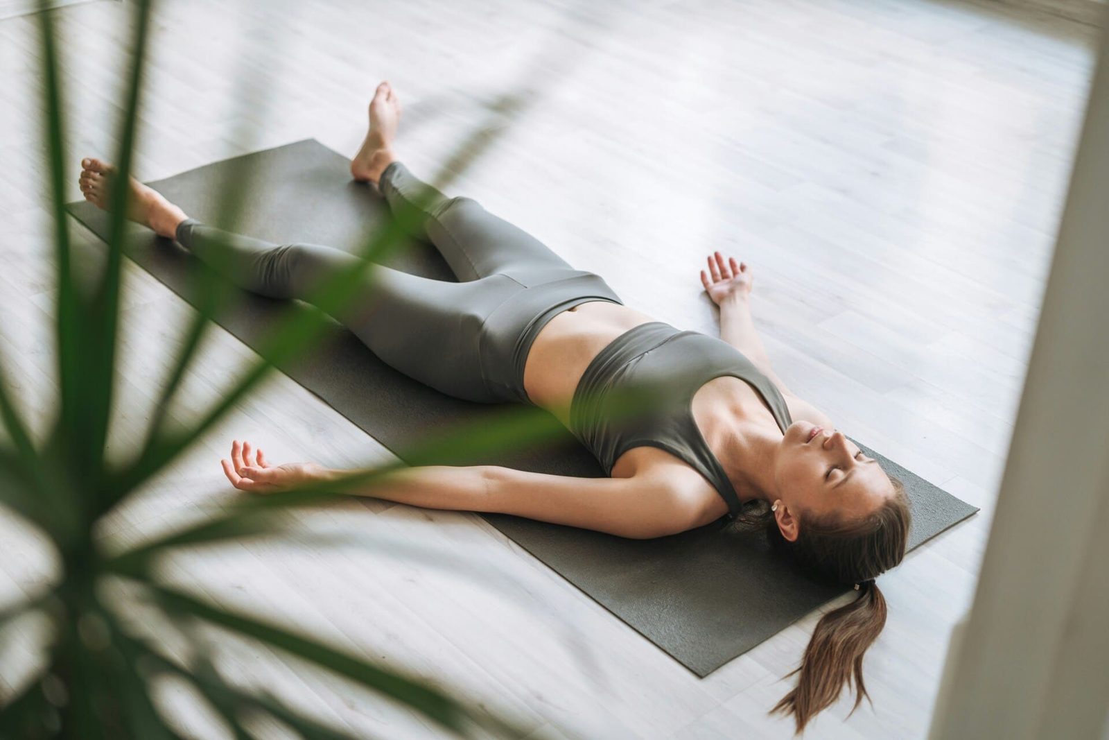 Persona en una postura reclinada de yoga restaurativo, en calma, en Centro Kanda, Lomas de Bezares, CDMX